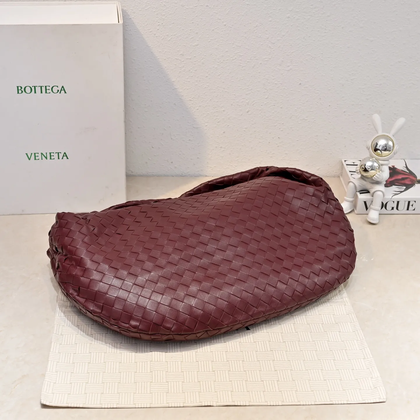 Batch 2360 #JODIE Oversized size comes out~ The shape is still the same fashionable and good-looking. It is made of classic sheepskin weaving. The iconic weaving has always been the most proud design of BV. The soft shape is super suitable for concave shapes~ Not only the size has been changed, but the quality details are also more refined. The shape is more round and Q. The large size has more styles. It is not only practical and can fit everything, but also can carry Jodie’s fashionable concave shape. It is really practical and fashionable. It is awesome in capital letters!  Size: 54*50*20cm Model: 6699